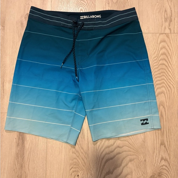 BILLABONG Airlite Fluid boardshorts men’s 34” waist. Blue Colorway. Like new. - Picture 1 of 6